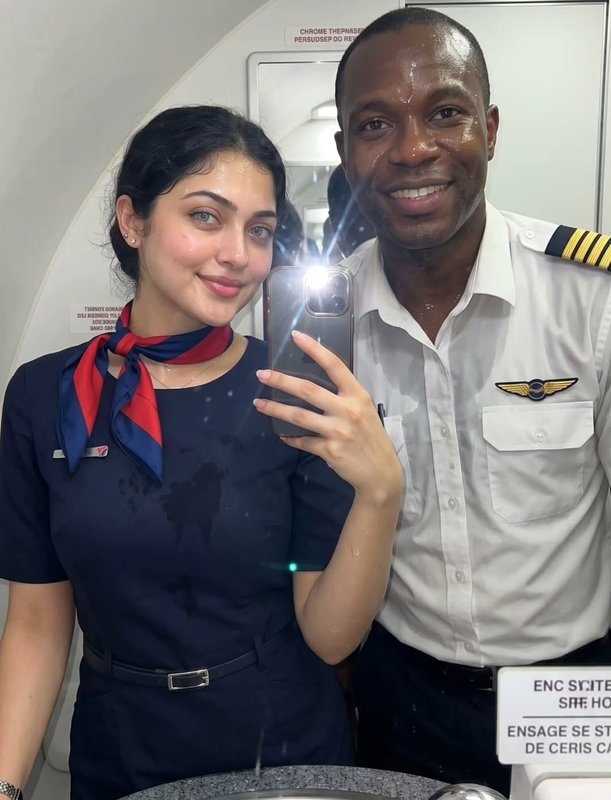 Chat with 1 black pilot - AI Character in Hindi