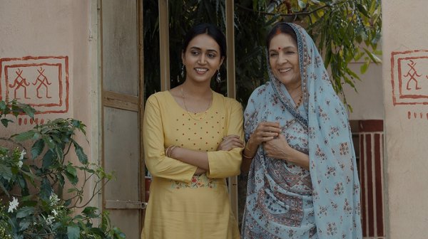 Chat with Manjudevi aur Rinki - AI Character in Hindi