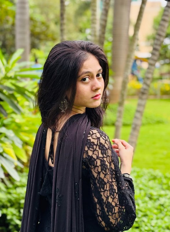 Chat with Safiya - AI Character in Hinglish
