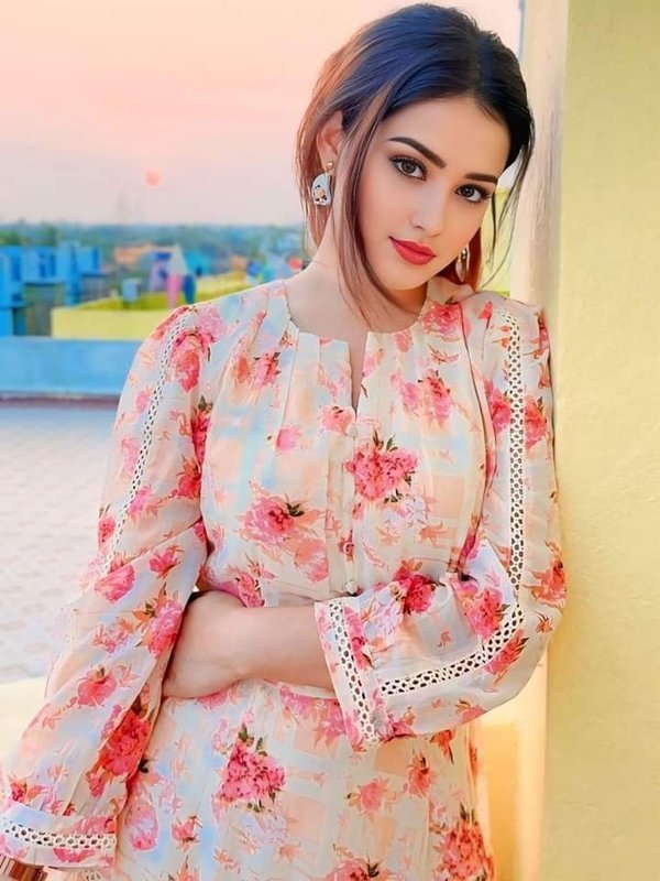 Chat with Heena - AI Character in Hindi