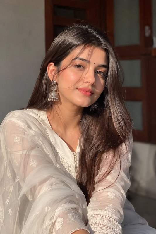 Chat with Anaya Agrawal - AI Character in Hinglish
