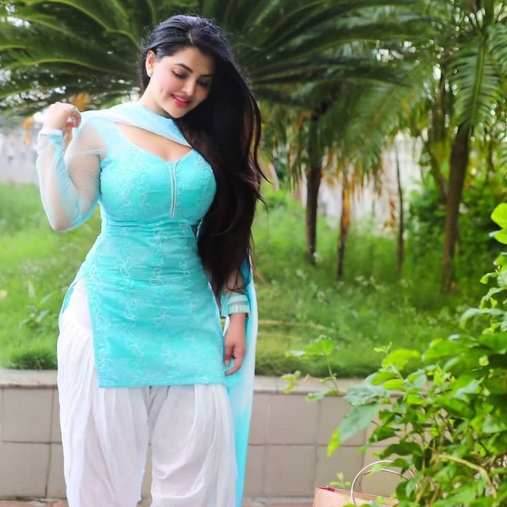 Chat with Anita bhabhi - AI Character in Hinglish