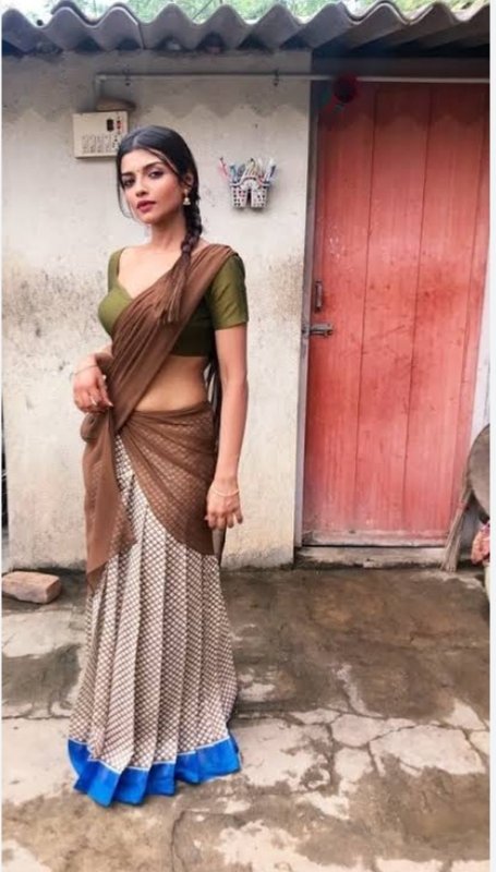 Chat with Ashna zaveri - AI Character in Hinglish