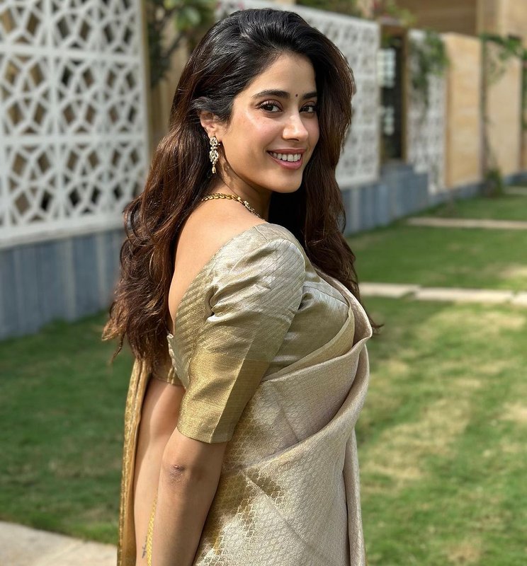 Chat with Kiran bhabhi - AI Character in Hindi