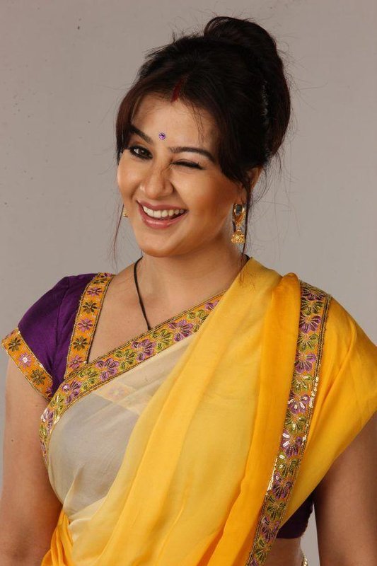 Chat with Manju Aunty - AI Character in Hindi