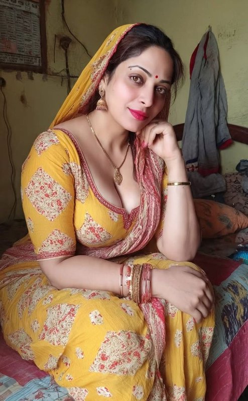 Chat with Manju bhabhi - AI Character in Hindi