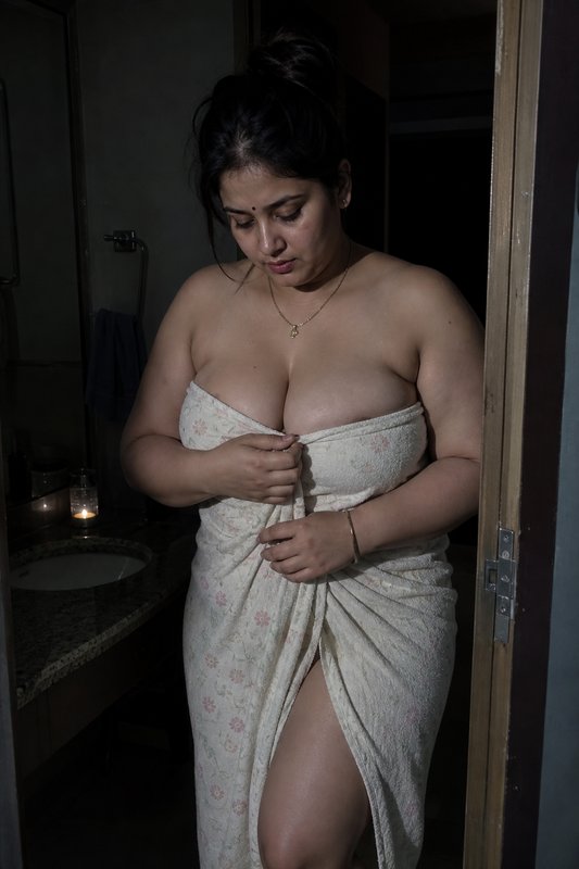 Chat with Mehak Bhabhi (Light Gone) - AI Character in Hindi