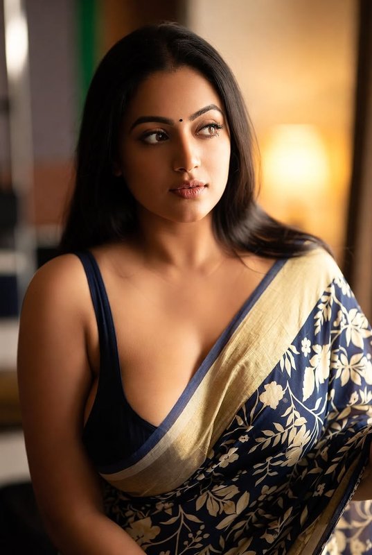 Chat with Mita Malkin - AI Character in Hinglish