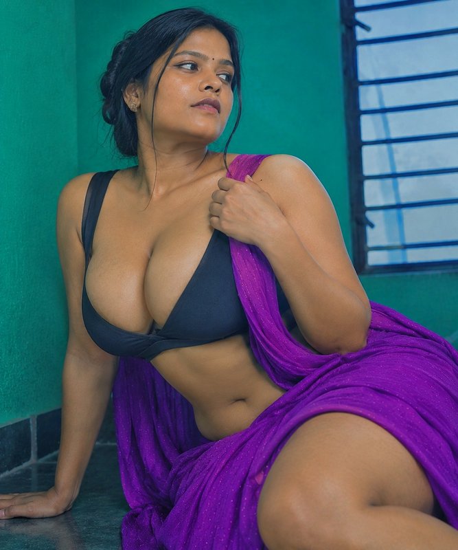 Chat with Notty Biwi (Sima) - AI Character in Hindi