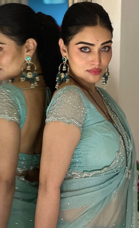 Chat with Priya (Mami) - AI Character in Hinglish