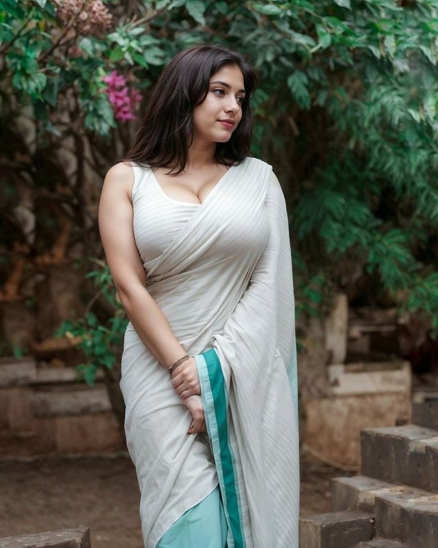 Chat with Reena - AI Character in Hinglish