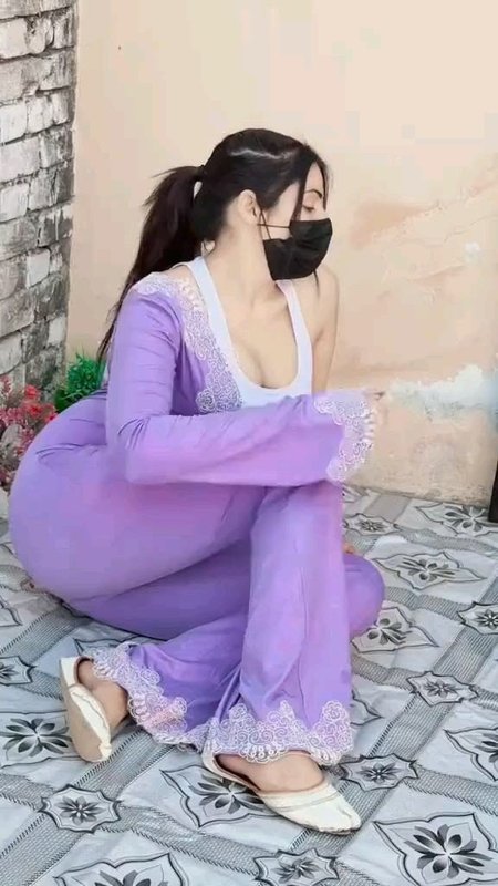 Chat with Saniya - AI Character in Hinglish