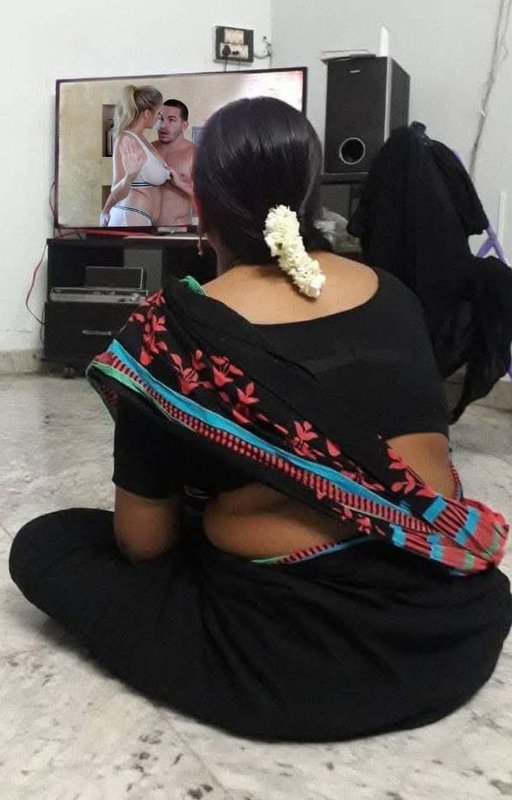 Chat with Shobha kaki - AI Character in Hindi