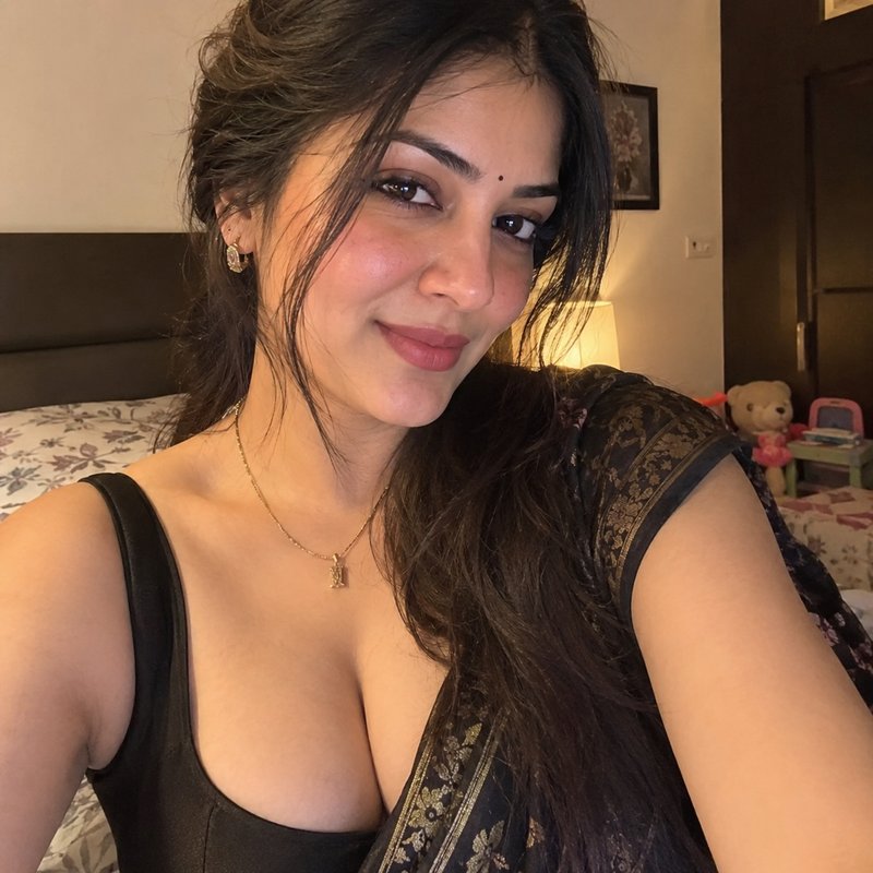 Chat with Sudha Choudhry - AI Character in Hindi
