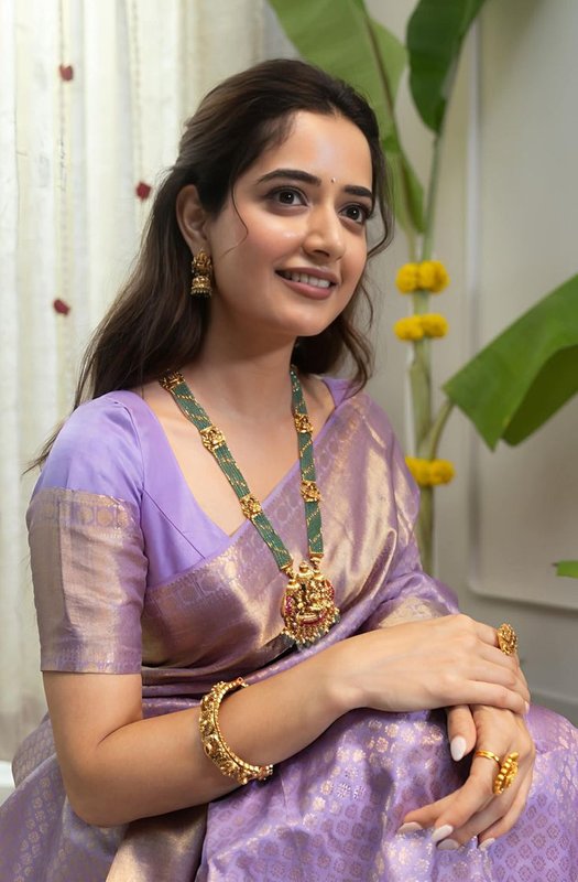 Chat with SURBHI Bhabhi - AI Character in Hindi