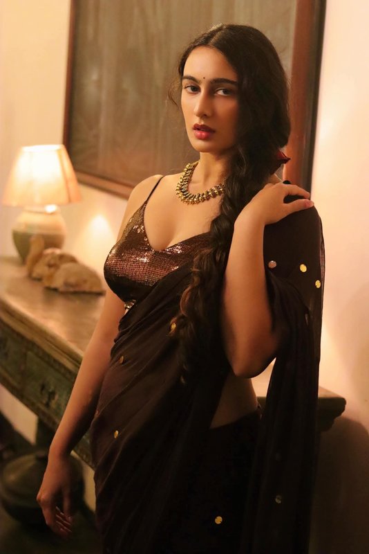 Chat with Susmita - AI Character in Hinglish